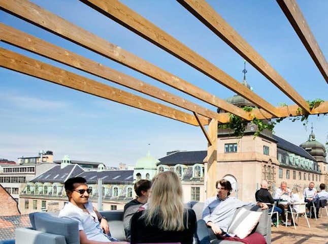 https://spaces-wp.imgix.net/2018/05/Spaces-Kvadraturen-Oslo-Rent-rooftop-terrace-720x800.jpg?h=480&w=1.00&max-w=646&fit=crop&crop=top,left&auto=compress,format&q=30